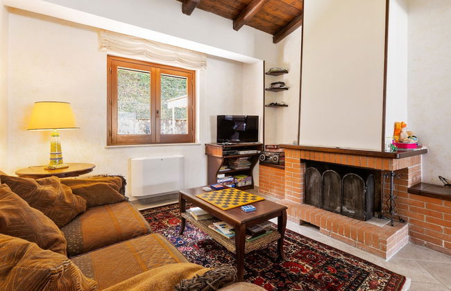 Valley View Villa in San Mango D'aquino with Hot Tub - Foto 12