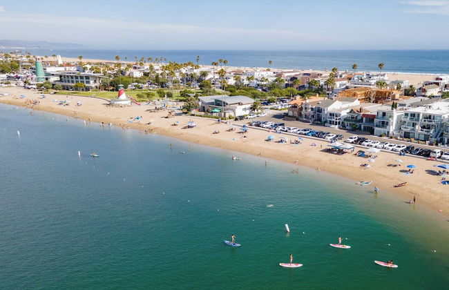 Shoreline Villa by Avantstay Steps to the Beach, Bay, & Pier! - Photo 47