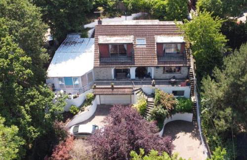 Indoor Heated Pool - Large Family Home - Sleeps 12 - Near Bournemouth Beach - Photo 1