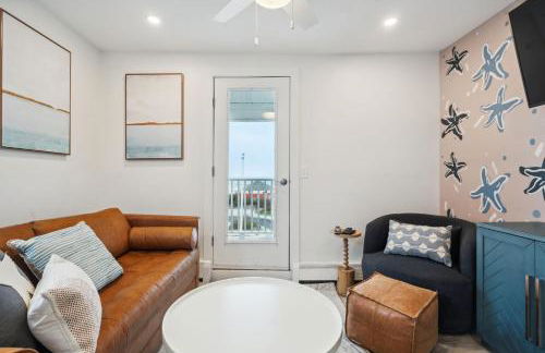 Newly Renovated Private Balcony Steps to Beach - Foto 8