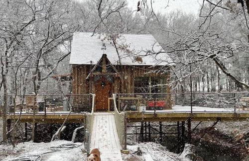 Hobbit Treehouse with waterfall on the Brazos River! 350 acres! Tubing! Petting zoo! - Foto 63