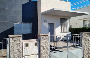 A modern villa with a large solari - Photo 1