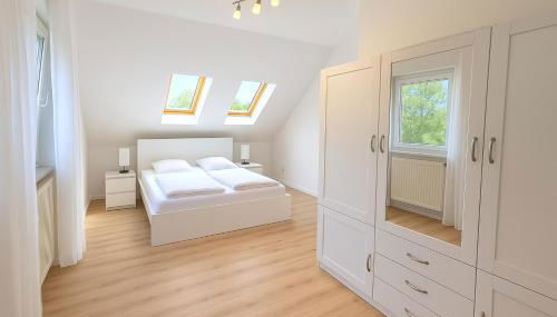 Cozy-Stay III, 2-Room Flat for Vacation & Messe, Düsseldorf, Perfect Connectivity - Foto 5, wardrobe