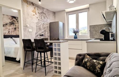 MonLux studio- FREE Public Parking- Easy & Straight Walk to the Center - Photo 1