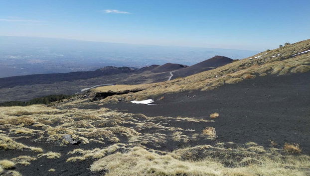 Ruta privada de senderismo por el Etna y el valle del Bove - Foto 2