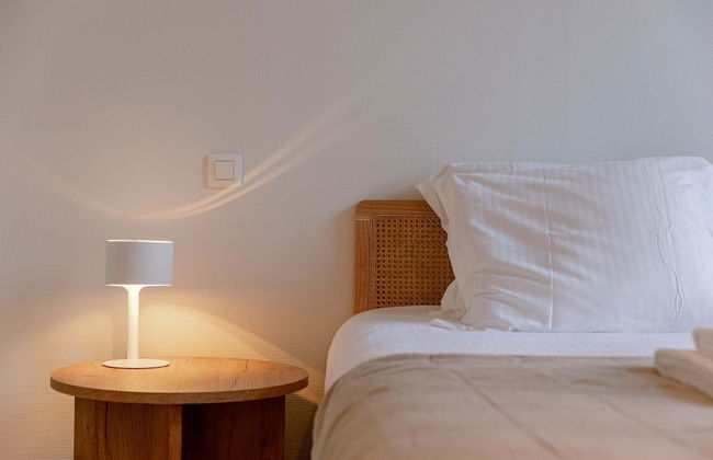 Inviting and Bright Guest Room in City Center - Photo 13