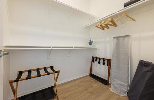 Luxury Living in N Park, 2BR, King Beds, Parking - Foto 25