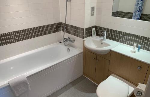 iSTAY APARTMENTS at VIZION - Fully Equipped Modern Serviced Apartments with Balconies, Superfast Broadband, Free Allocated Parking Space, 24h Security, Rooftop Gardens, Located in Central MK - Photo 36