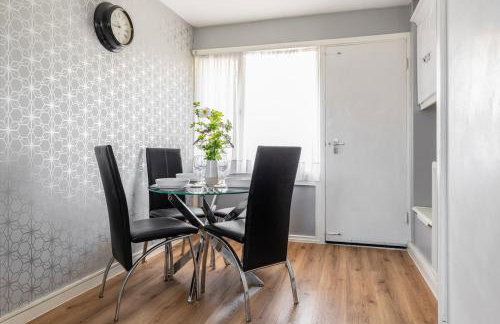 Clicketts - 3-Bedroom, Full Entire House, Sleeps 6 guests, Free wifi, Street Parking, Smart TV, Basildon, Essex London - Foto 35