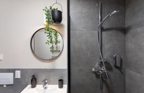 Stylish Urban Oasis - Design 2BR Apartment with Parking - Photo 22