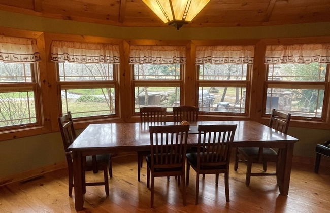 Deluxe log cabin! Pet and motorcycle friendly - enjoy nature with family and friends! 3 Bedroom Cabin by RedAwning - Foto 17