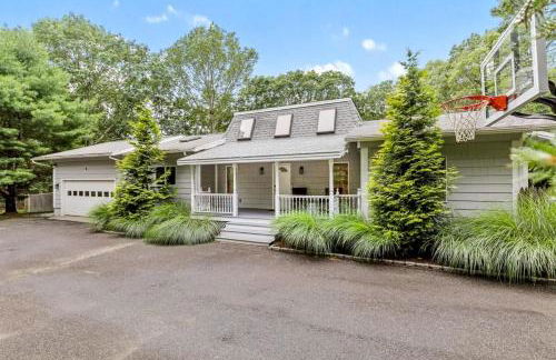 Amazing Southampton Home with Private Heated Pool - Foto 54