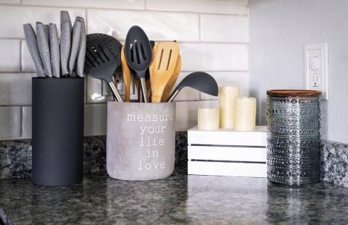 The Cozy Charcoal Cottage - with Garage - Family Friendly - Foto 18