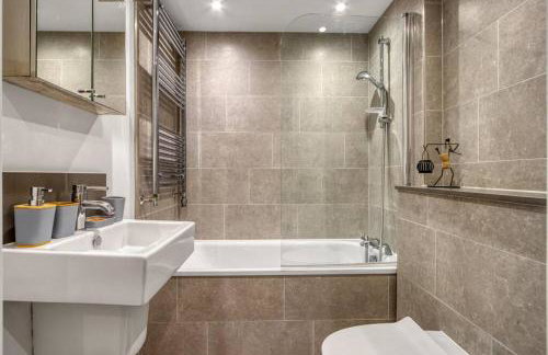 3-Bed, 2-Bath Wembley Apartment with Free Parking - Foto 18