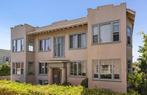 Bright, Modern & Artsy Space - Photo 25