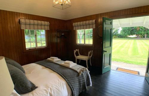 Couples Unique Stay in Bowling Club newly upgraded - Photo 7