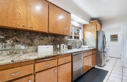 Updated 3-Bedroom LA Home with Backyard, BBQ & Family-Friendly Amenities - Photo 40