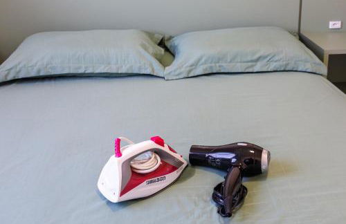 Apartamento 150m da PRAIA com SACADA, WI-FI AR CONDICIONADO, PISCINA, PORTARIA 24h, PLAYGROUND e vaga de GARAGEM - Foto 28