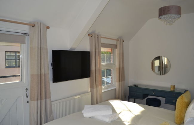 Frinton Escapes - The Cottage - Photo 9