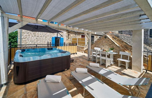 Elegant Stone House With Jacuzzi, Terrace, and Private Yard in Solta - Foto 13