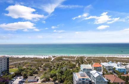 100 Steps to beach access - 5 minute walk to the Village - Private Porch - Foto 28