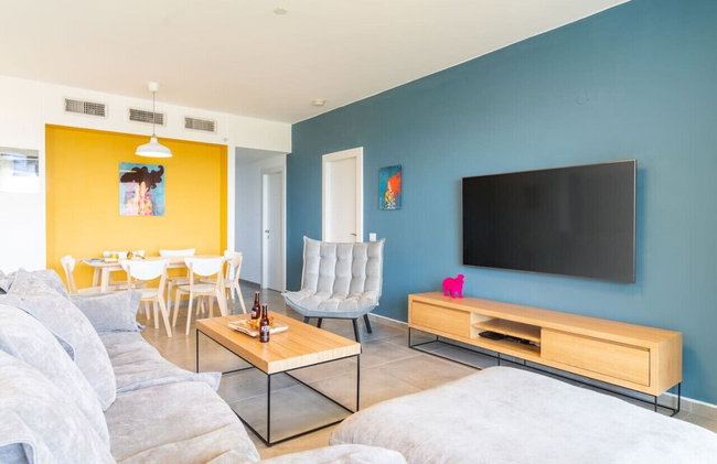 Vibrant Seaside Stay with Balcony by Sea N' Rent - Foto 6