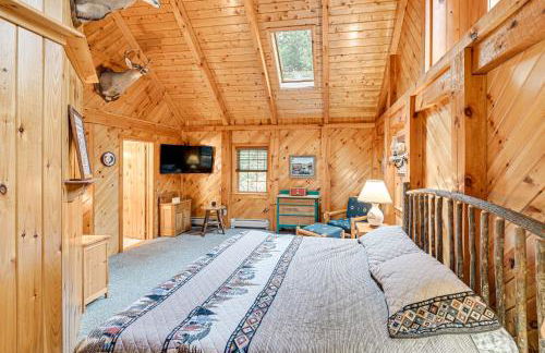 On-Site Pond and Trails Lake Luzerne Cabin - Foto 16