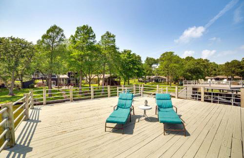 Live Lake Life! Enchanted Oaks Gem with Private Dock - Foto 34