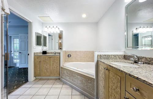 Spacious 3 Bed 3 Bath Luxury Condo 5 min from Disney - Photo 18