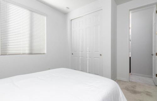 Stylish & Bright Gem ~ King/Queen Beds ~ Backyard! - Foto 25