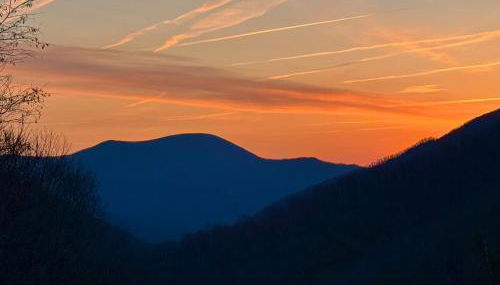 Romantic Getaway or Family Vacay with Mountain Views & Hot Tub - Foto 4