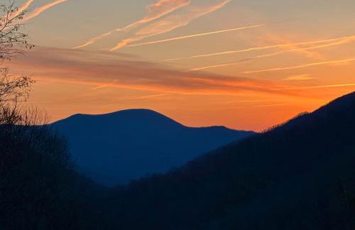 Romantic Getaway or Family Vacay with Mountain Views & Hot Tub - Foto 4