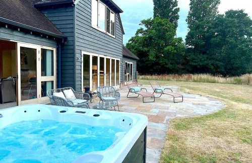 Secluded Barn Style Home With hot tub - Sleeps 12 - Foto 4