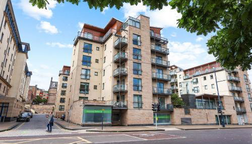 Central 2BR Park Royal Apartment with Balcony and Parking - Foto 3