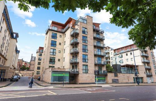 Central 2BR Park Royal Apartment with Balcony and Parking - Photo 3