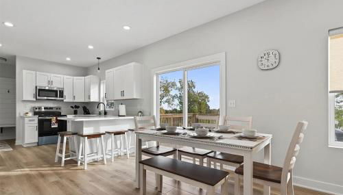 Modern Farmhouse Retreat in Urbandale - Foto 2