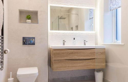 Stylish new Home With Parking - King Beds Garden - Foto 52