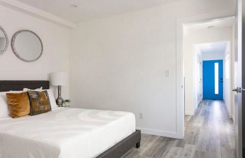 Enjoy Stylish 4BR Townhouse Sleeps 8 with Wi-Fi - Foto 10