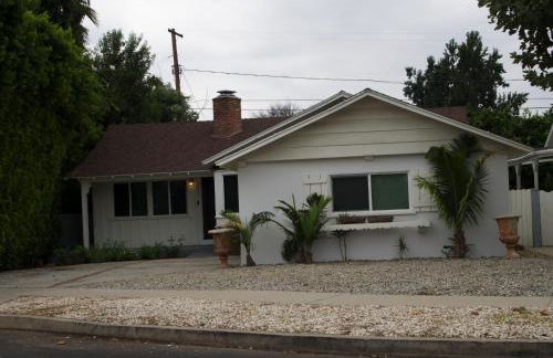 Cozy 3BR Home With Pool, Yard, Garage, and 80 inch TV! - Foto 48