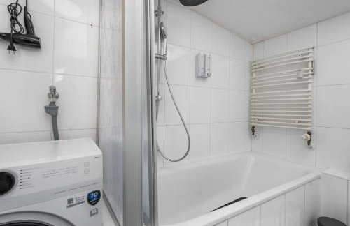 DG - Einfach aber sehr komfortabel - Wohnung für bis zu 12 Personen - Gruppen, Messe, Monteure, Studenten - Voll ausgestattet - 3 Smart-TV 55 Zoll Netflix, 1000 Mbit WLAN, voll ausgestattete Küche - Foto 16