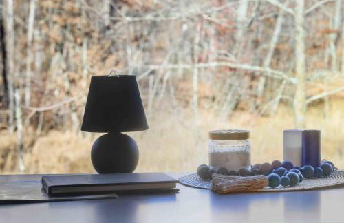 NEW! BEAR Necessities tiny home, outdoor theater! - Foto 33