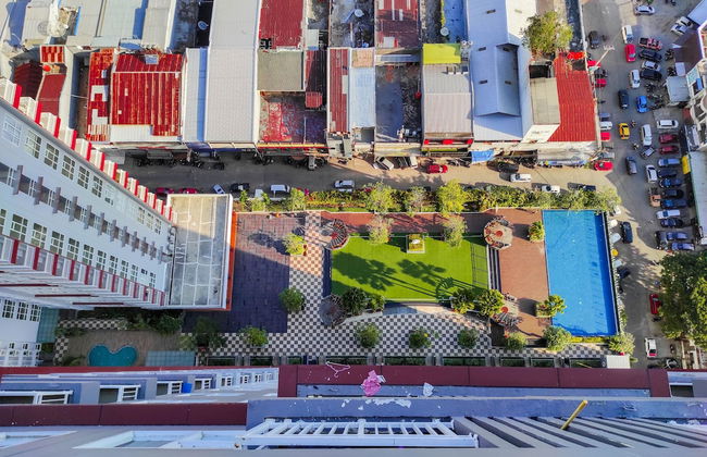 Homey and Comfy 2BR at Vida View Apartment - Foto 16