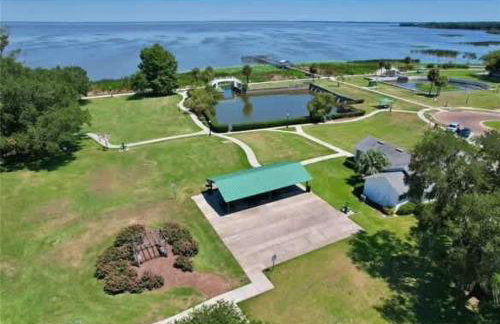 StylishAptWtrGrdnOppLake&Prk&Yrd - Foto 33