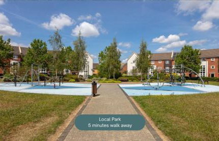 Detached House in Brooklands - Prime Location - Driveway Parking, Self-Check-In, Fast WiFi and Smart TV by Yoko Property - Foto 40