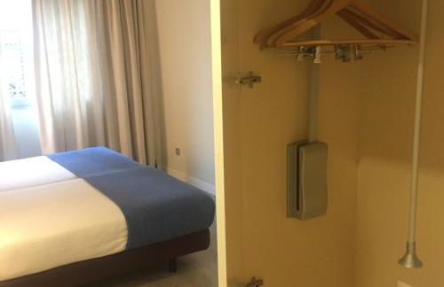 Suites Viena Plaza de España - Photo 18