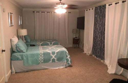 Crosby Backyard Oasis with Weekday Specials! - Foto 47