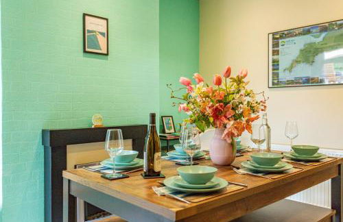 Dog Friendly Cosy Coastal Cottage with Sea Views - Photo 7