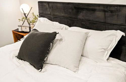 The Urban Loft - Stylish Industrial Living - Foto 24