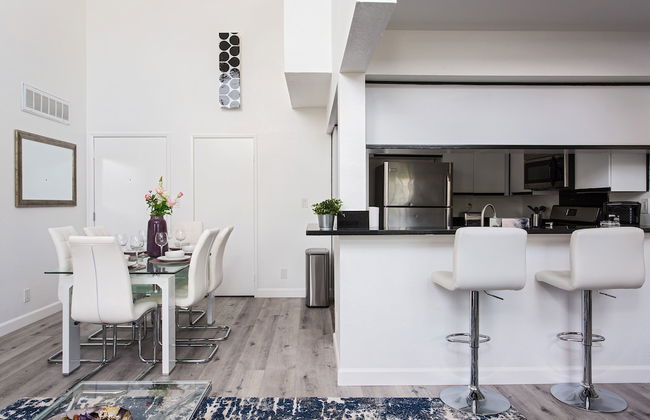 Extravagant Hollywood Cosmo Suites - Photo 14