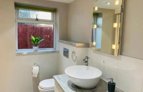 Self Contained - Own Entrance - Foto 13